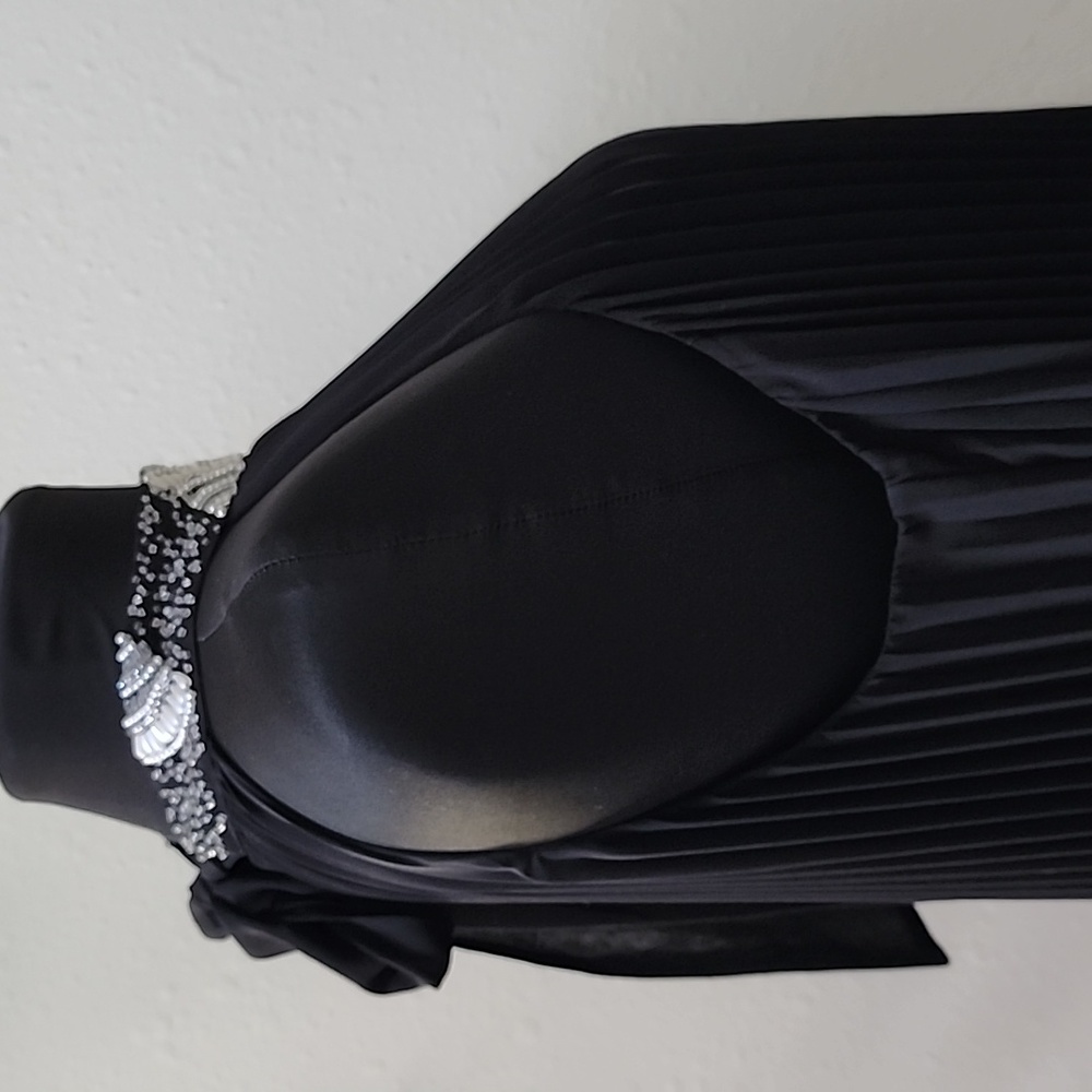 GUESS BLACK PLEATED COCKTAIL DRESS SIZE 6. Very cute!!